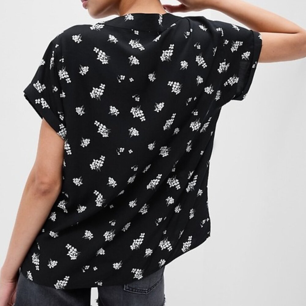 GAP V-Neck Top in Black Floral, Short Sleeves with Cuffed Sleeve, Large - Picture 2 of 7